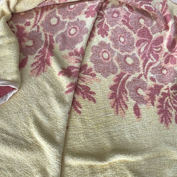 Vintage Queen Sized Blanket - Picture 5 of 5